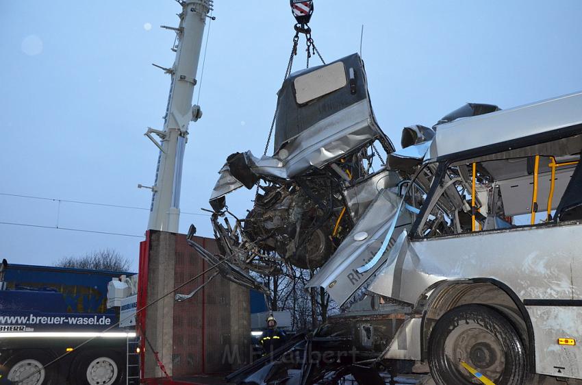 Schwerer VU Bus Zug Düsseldorf P481.JPG